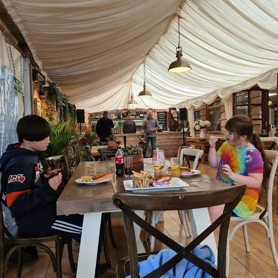 Bell Tent Glamping At Marwell Resort Winchester Kültér fotó